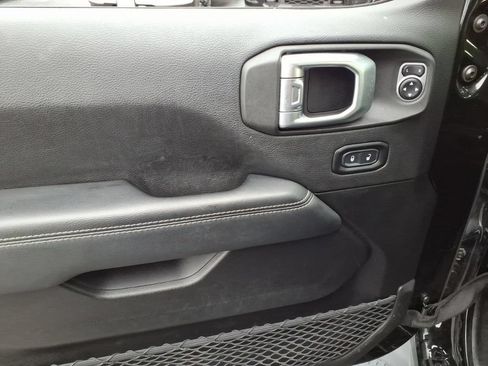 Certified 2020 Jeep Gladiator Overland AWD/4WD image 6