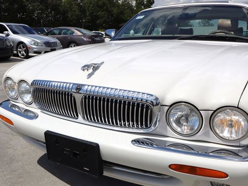 Used 2003 Jaguar XJ8 L RWD image 10