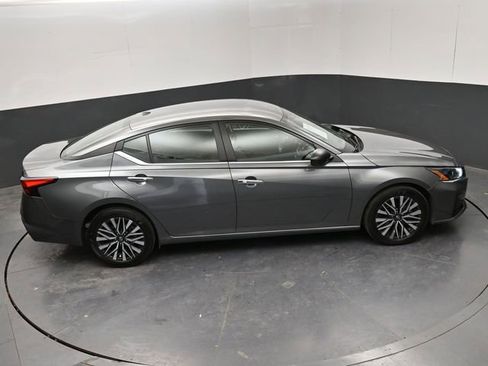 Used 2025 Nissan Altima 2.5 SV FWD image 24