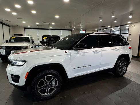Used 2022 Jeep Grand Cherokee Trailhawk w/ Luxury Tech Group III AWD/4WD image 2