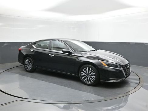 Used 2025 Nissan Altima 2.5 SV image 17