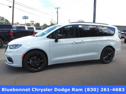 New 2026 Chrysler Pacifica Limited w/ Uconnect Theater Family Group