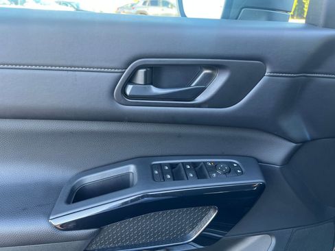 Used 2025 Nissan Pathfinder SV image 20