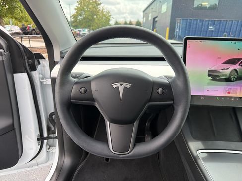 Used 2023 Tesla Model Y AWD image 18