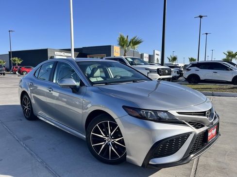 Used 2023 Toyota Camry SE image 1