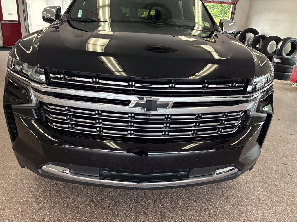 Used 2023 Chevrolet Suburban Premier w/ Premium Package 2 AWD/4WD image 3