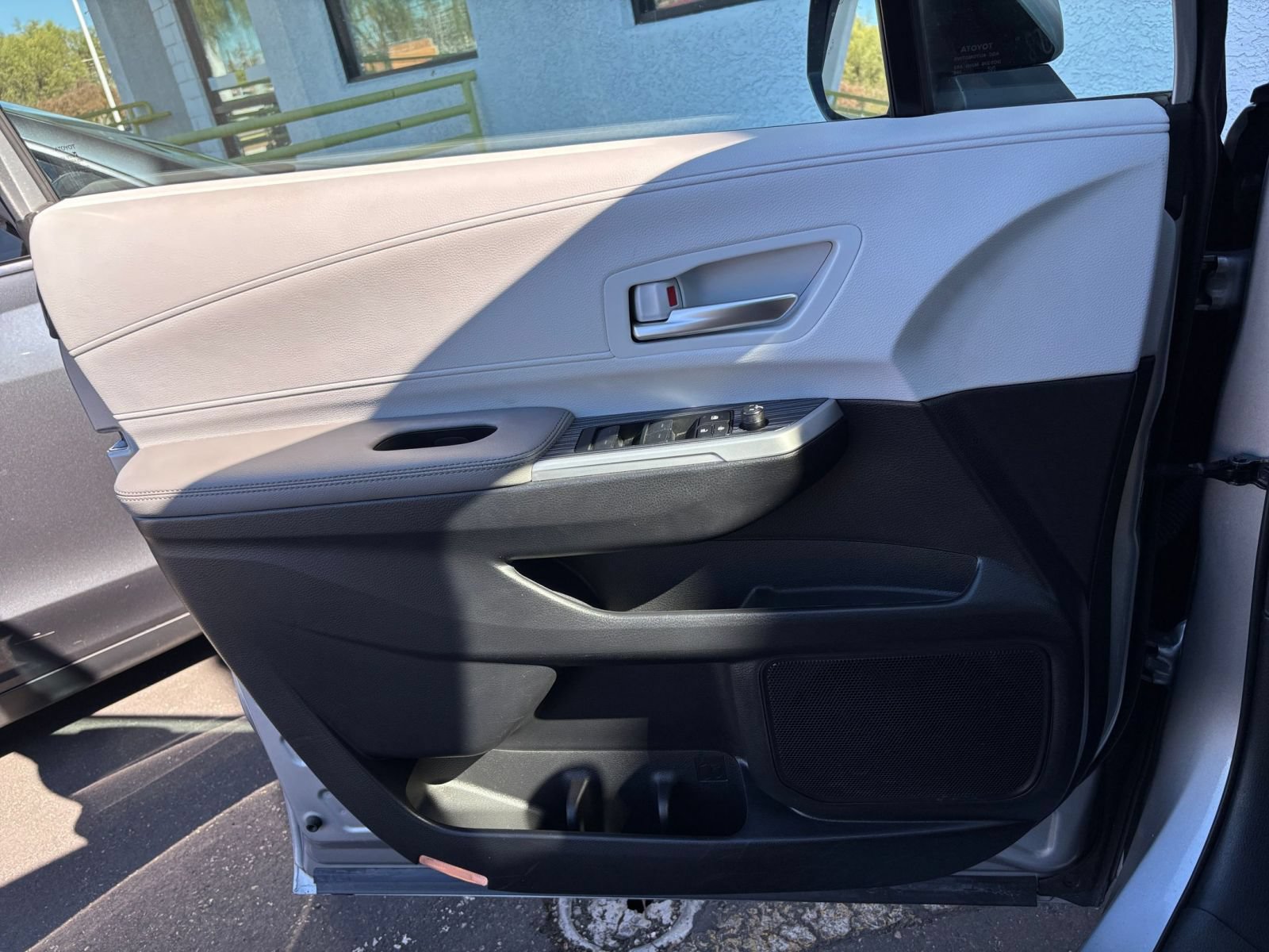 Used 2025 Toyota Sienna XLE FWD image 18