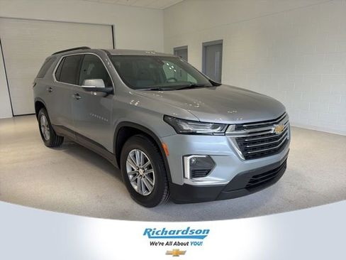 Used 2023 Chevrolet Traverse LT FWD image 1
