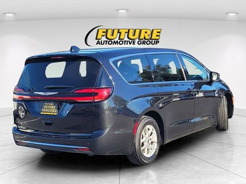 Used 2023 Chrysler Pacifica Touring-L image 7