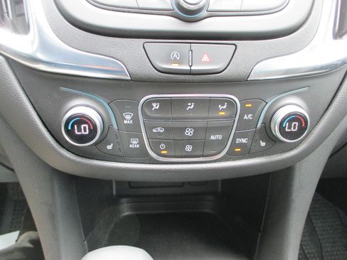 Used 2024 Chevrolet Equinox LT FWD image 18