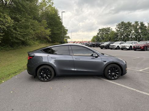 Used 2024 Tesla Model Y Long Range AWD/4WD image 4