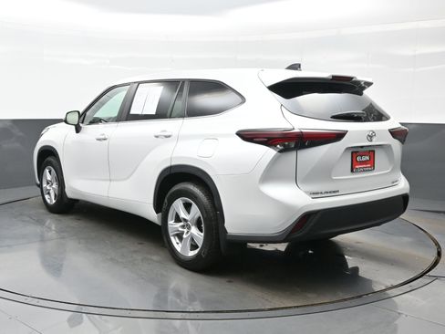 Used 2024 Toyota Highlander LE AWD/4WD image 4