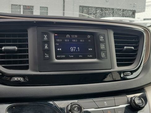 Used 2017 Chrysler Pacifica Touring image 21