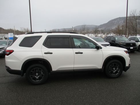 Certified 2025 Honda Pilot TrailSport image 4