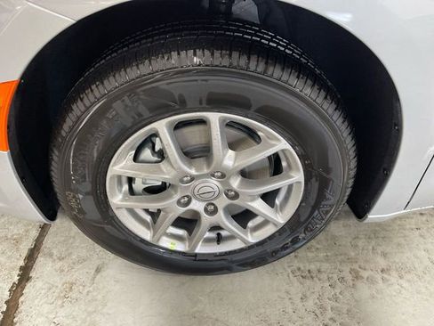 New 2026 Chrysler Pacifica Select image 10