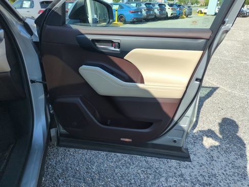 Used 2020 Toyota Highlander XLE FWD image 37