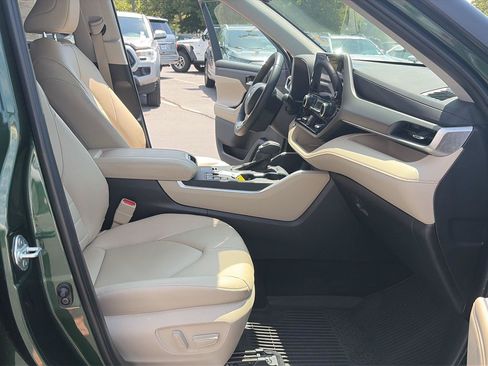 Used 2025 Toyota Highlander XLE AWD/4WD image 19