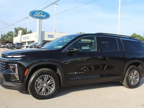 Used 2025 Chevrolet Traverse LT w/ Driver Confidence Package FWD image 2