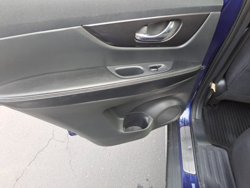 Used 2017 Nissan Rogue SV w/ SV Premium Package image 12