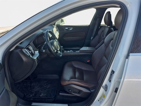 Used 2018 Volvo XC60 T6 Momentum w/ Convenience Package image 12