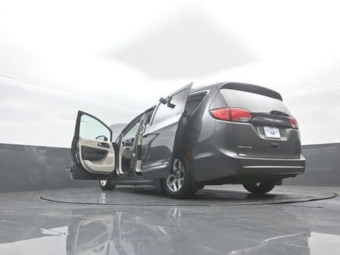 Used 2018 Chrysler Pacifica Touring-L Plus w/ Tire & Wheel Group FWD image 43