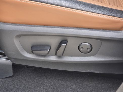 Used 2024 Nissan Pathfinder Platinum w/ Black Appearance Package FWD image 16