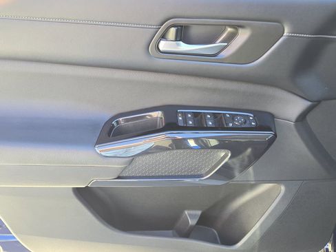 Used 2022 Nissan Pathfinder SV image 31