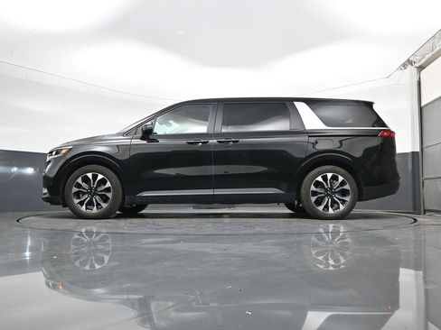 Used 2022 Kia Carnival EX image 19