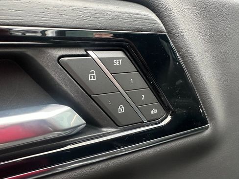 Used 2025 GMC Yukon Denali w/ Denali Reserve Package image 10