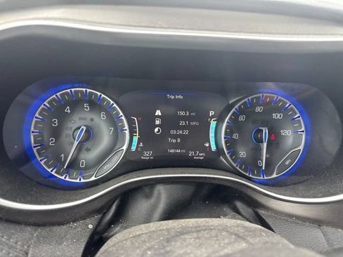 Used 2017 Chrysler Pacifica Limited FWD image 10