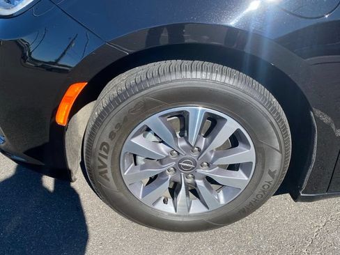 Used 2025 Chrysler Pacifica Select FWD image 8