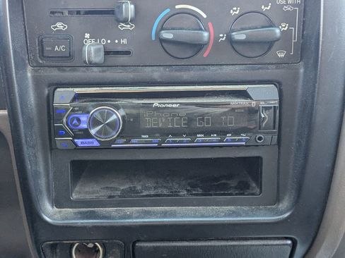 Used 2000 Toyota Tacoma 2WD Regular Cab image 18