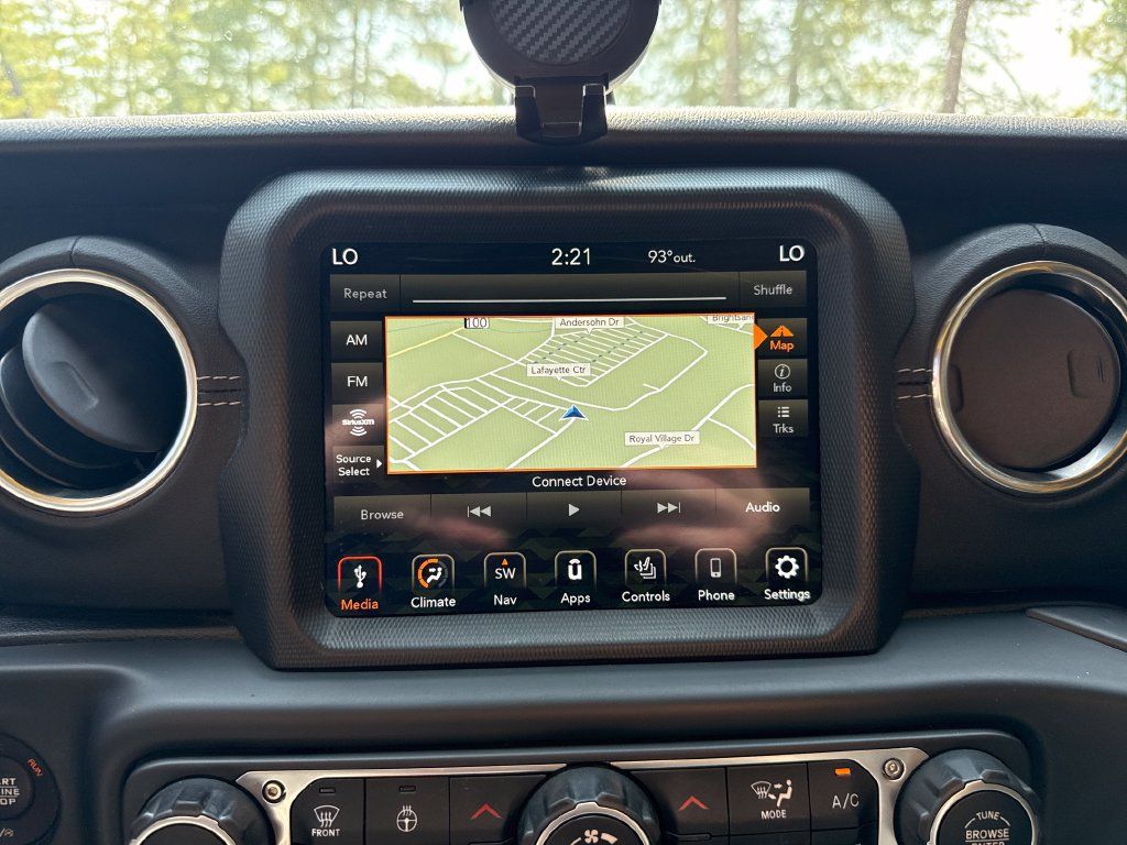 Used 2019 Jeep Wrangler Unlimited Sahara w/ Uconnect 4C Nav & Sound Group AWD/4WD image 18