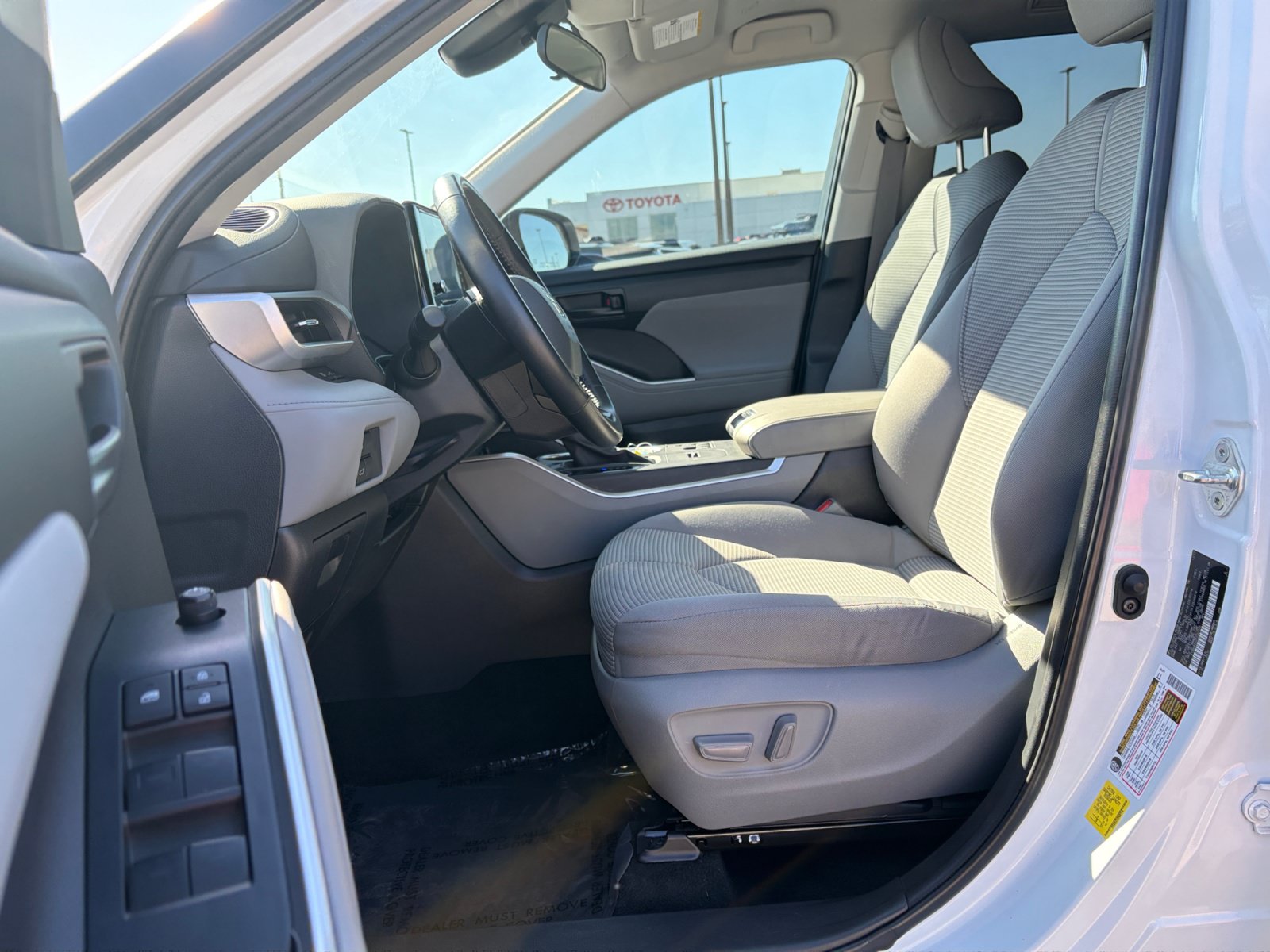 Used 2023 Toyota Highlander LE AWD/4WD image 11