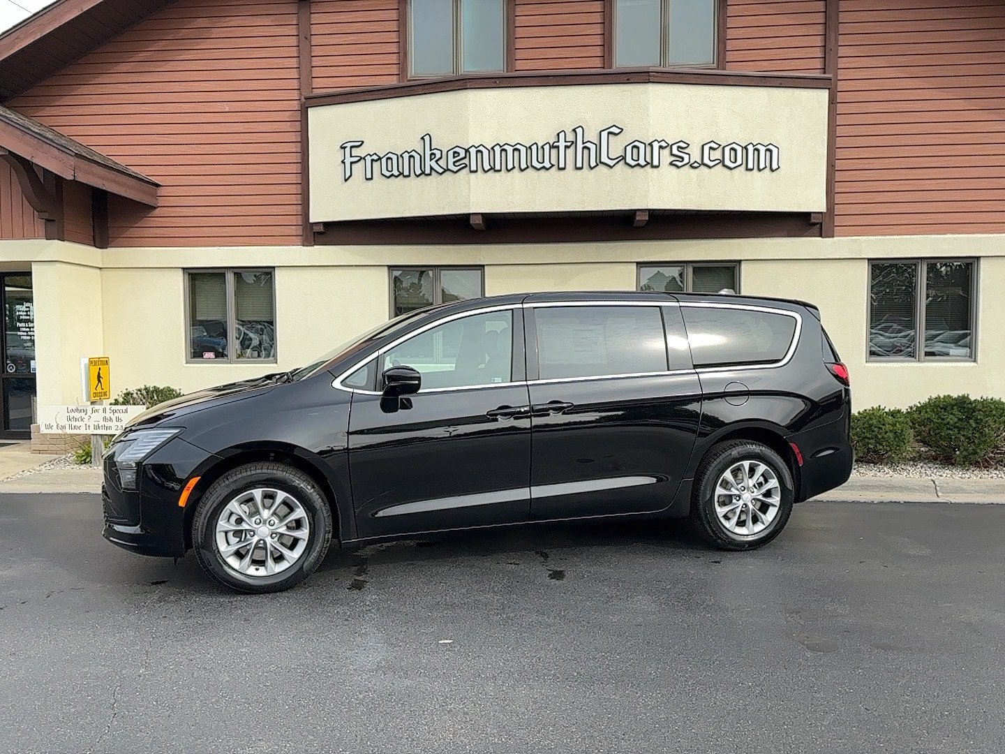 New 2027 Chrysler Pacifica Select AWD/4WD image 1