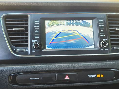 Used 2020 Kia Sedona LX image 18