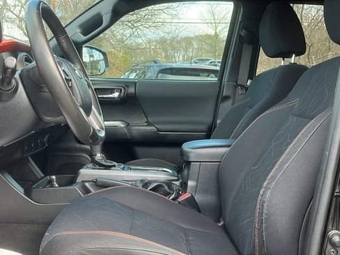 Used 2017 Toyota Tacoma TRD Sport image 12