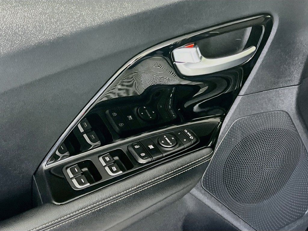 Used 2020 Kia Niro EX FWD image 17