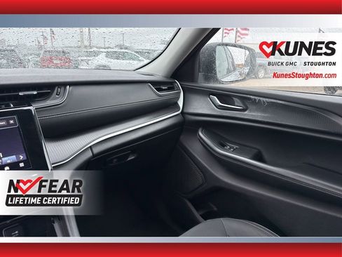 Used 2024 Jeep Grand Cherokee Laredo AWD/4WD image 45