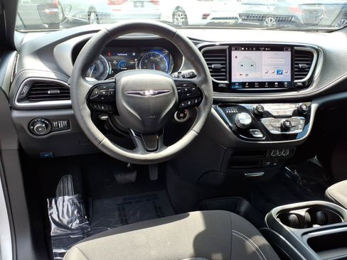 Used 2022 Chrysler Pacifica Touring FWD image 12