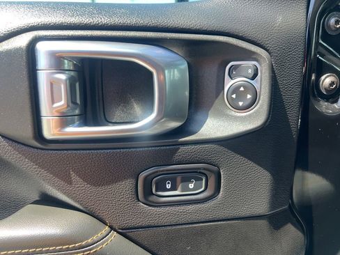 Used 2025 Jeep Wrangler Unlimited Sahara AWD/4WD image 26