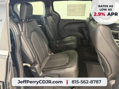 New 2027 Chrysler Pacifica Select AWD/4WD image 23