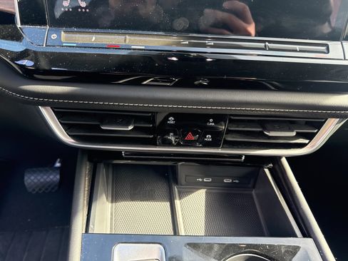 Used 2024 Volkswagen Atlas SE image 14