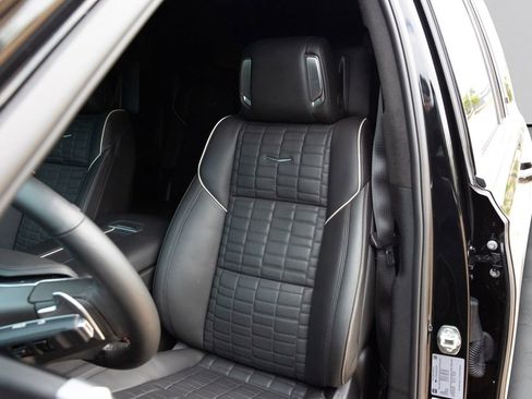 Used 2025 Cadillac Escalade ESV V AWD/4WD image 15