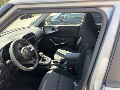 Certified 2025 Kia Soul LX w/ LX Technology Package FWD image 3