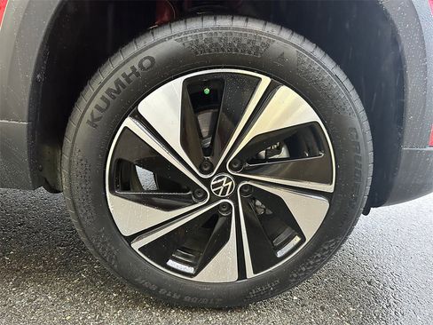 Used 2024 Volkswagen Taos SE image 9