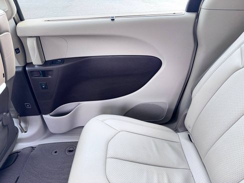 Used 2017 Chrysler Pacifica Touring-L Plus FWD image 4