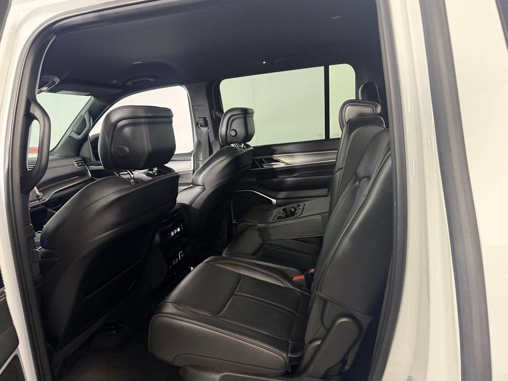 Used 2025 Jeep Wagoneer 4WD image 25