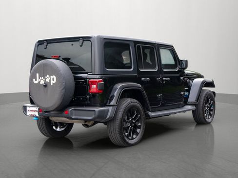Used 2023 Jeep Wrangler Unlimited Sahara w/ Cold Weather Group AWD/4WD image 7