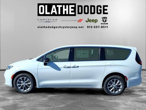 New 2026 Chrysler Pacifica Select image 3